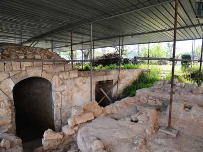 Senza farci intimorire dal buio e dalle pietre scoscese, accediamo attraverso un�apertura centrale e tramite dei gradini...